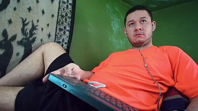 Snapshot of sweet_cock28 chatting on March 2025 03:32:02 PM sweet cock28 online show from March 2025 03:32:02 PM