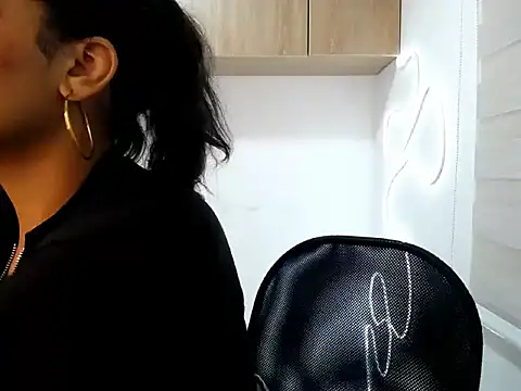 Danna Ross  online show from December 2025 03:29:02 AM