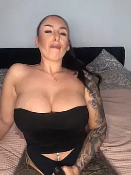 Mia-Bremer online show from December 2025 07:13:02 AM