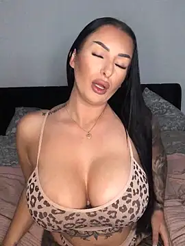 Mia-Bremer online show from November 2025 02:32:02 PM