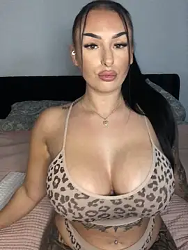 Mia-Bremer online show from November 2025 05:28:01 PM