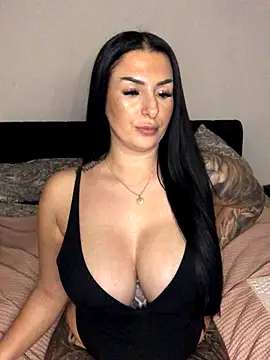 Mia-Bremer online show from November 2025 12:22:01 AM