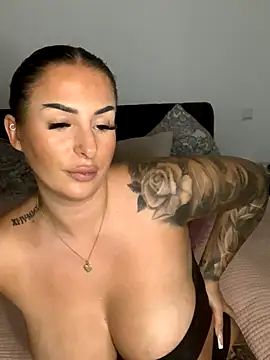 Mia-Bremer online show from September 2025 07:47:01 PM