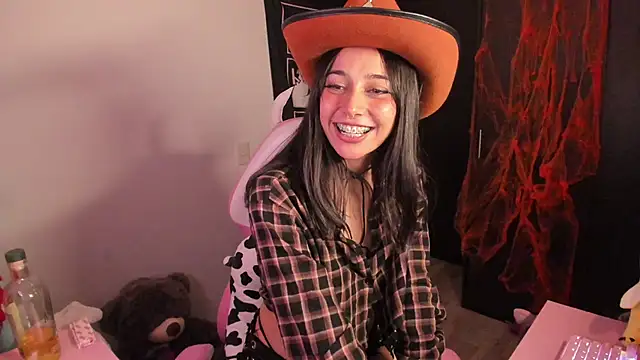 amber yull online show from October 2025 01:24:01 AM