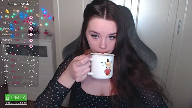 Snapshot of aliice_cutie chatting on March 2025 08:32:02 PM aliice cutie online show from March 2025 08:32:02 PM