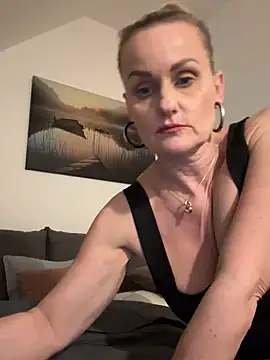 Daryyna online show from October 2025 05:49:01 PM
