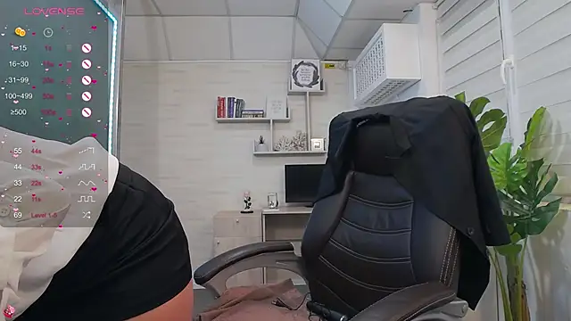 Snapshot of AvaBlue_ chatting on March 2025 04:10:02 AM AvaBlue online show from March 2025 04:10:02 AM