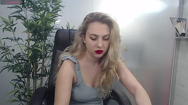 Snapshot of AvaBlue_ chatting on March 2025 04:07:02 AM AvaBlue online show from March 2025 04:07:02 AM