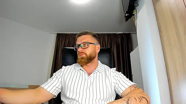 Snapshot of Findom_guy chatting on June 2026 03:33:02 PM Findom guy online show from June 2026 03:33:02 PM