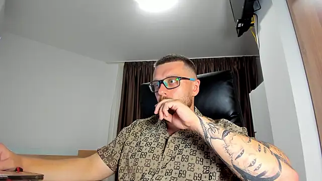 Snapshot of Findom_guy chatting on July 2026 05:43:01 PM Findom guy online show from July 2026 05:43:01 PM