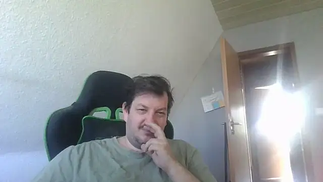 Snapshot of Golffahrer1982 chatting on May 2026 06:33:02 AM Golffahrer1982 online show from May 2026 06:33:02 AM