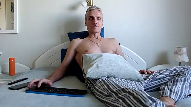 StrongBill online show from October 2025 06:47:02 AM