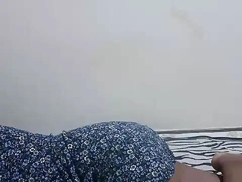 Snapshot of prettybeee chatting on December 2025 10:42:01 PM prettybeee online show from December 2025 10:42:01 PM