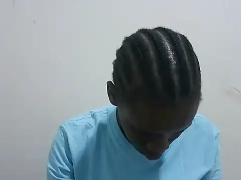 Snapshot of prettybeee chatting on December 2025 10:13:01 PM prettybeee online show from December 2025 10:13:01 PM