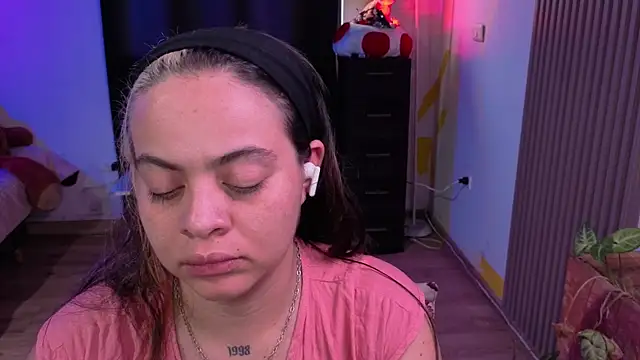 Cuttiealice online show from November 2025 03:49:02 PM