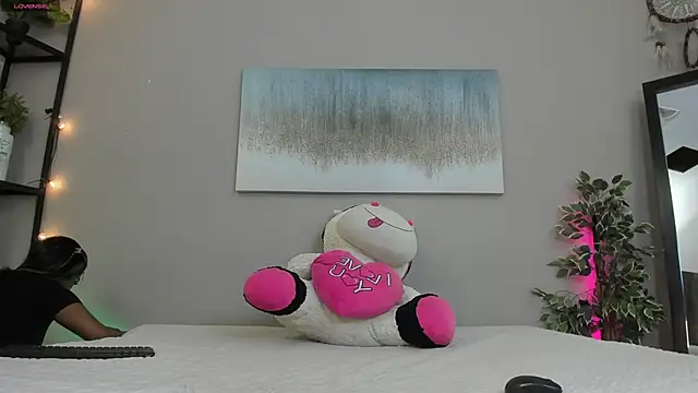 Briana Wells  online show from November 2025 01:38:01 PM