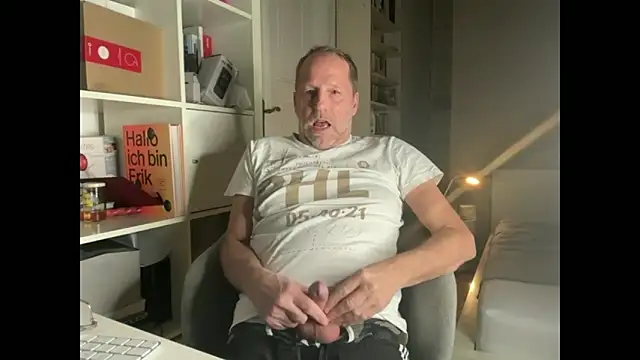 Snapshot of drefman chatting on March 2026 06:04:02 PM drefman online show from March 2026 06:04:02 PM