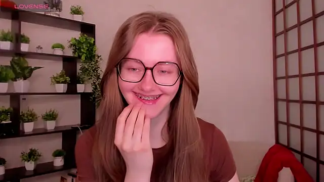 Snapshot of KateCuddle chatting on May 2026 02:20:01 AM KateCuddle online show from May 2026 02:20:01 AM