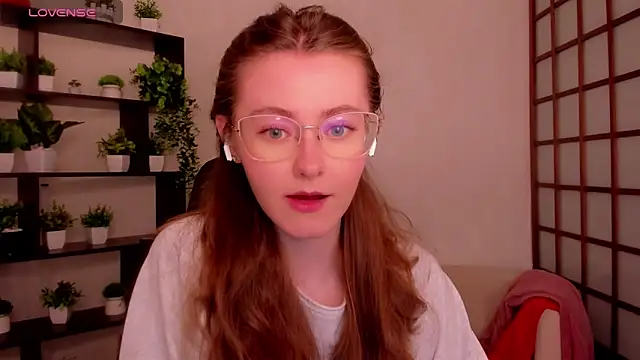 Snapshot of KateCuddle chatting on May 2026 02:33:02 AM KateCuddle online show from May 2026 02:33:02 AM