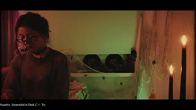 WebCora online show from October 2025 07:03:02 PM