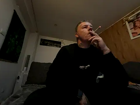 Snapshot of steveindahouse chatting on October 2025 04:00:01 AM steveindahouse online show from October 2025 04:00:01 AM