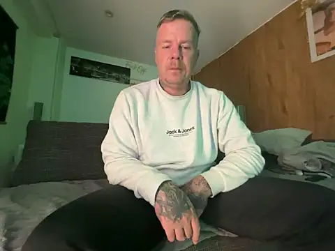 Snapshot of steveindahouse chatting on October 2025 04:16:01 AM steveindahouse online show from October 2025 04:16:01 AM