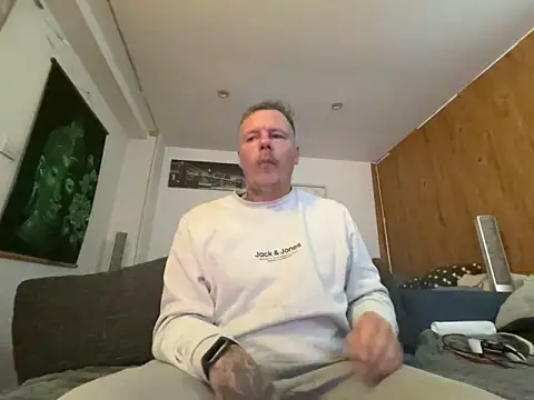 Snapshot of steveindahouse chatting on October 2025 03:15:01 PM steveindahouse online show from October 2025 03:15:01 PM