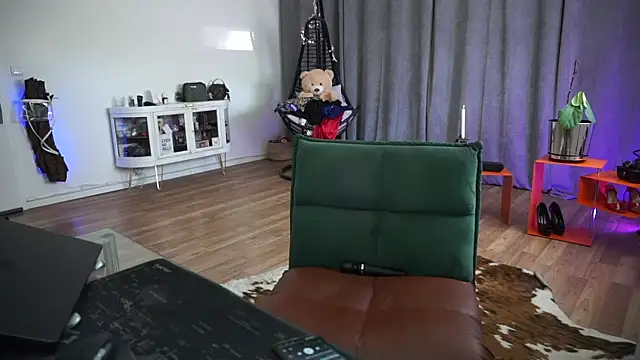 LaraPunkt online show from April 2026 08:16:01 AM