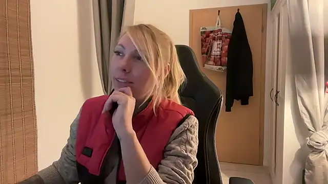 Snapshot of LaraPunkt chatting on February 2025 06:11:02 PM LaraPunkt online show from February 2025 06:11:02 PM