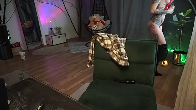 LaraPunkt online show from November 2025 08:46:01 AM