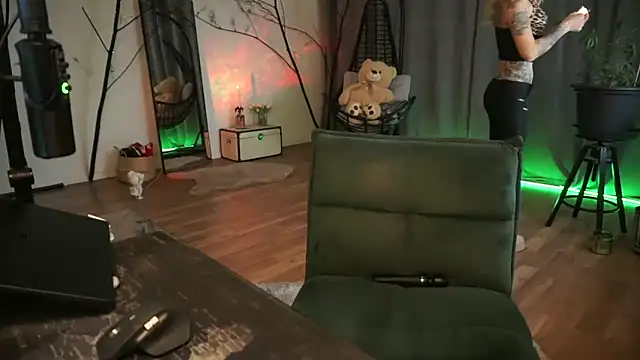 LaraPunkt online show from November 2025 09:43:01 AM