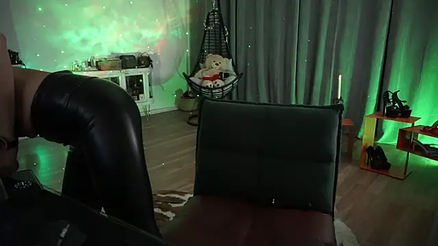 LaraPunkt online show from April 2026 08:32:02 AM