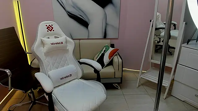 Snapshot of Persephoni chatting on December 2025 03:56:02 PM Persephoni online show from December 2025 03:56:02 PM