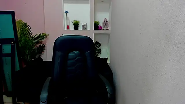 Snapshot of Persephoni chatting on November 2025 10:41:01 AM Persephoni online show from November 2025 10:41:01 AM