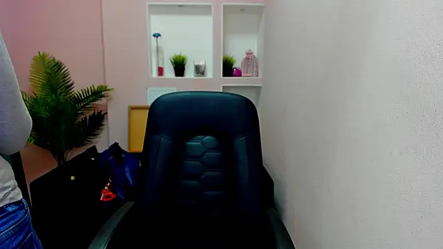 Snapshot of Persephoni chatting on October 2025 03:56:02 PM Persephoni online show from October 2025 03:56:02 PM