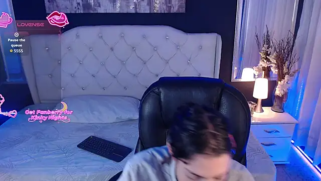 LiaVillalobos online show from December 2025 02:19:01 PM