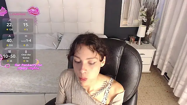 LiaVillalobos online show from December 2025 02:11:01 PM