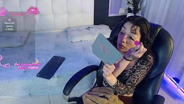 LiaVillalobos online show from December 2025 01:59:02 PM