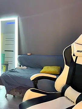 julia fly online show from November 2025 09:53:02 AM