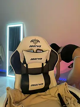 julia fly online show from April 2026 06:04:01 AM