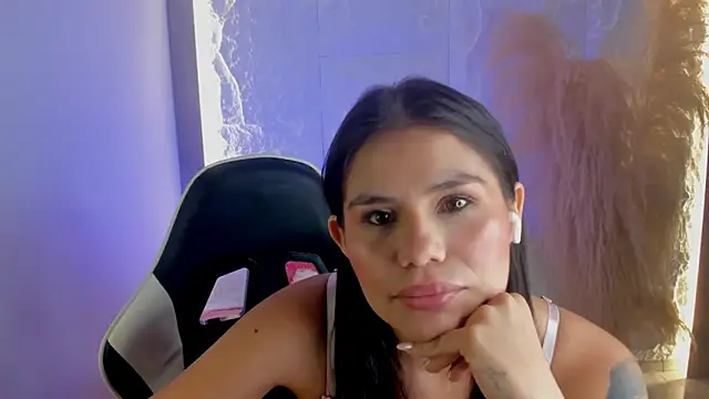 dominique25  online show from May 2026 01:36:02 AM