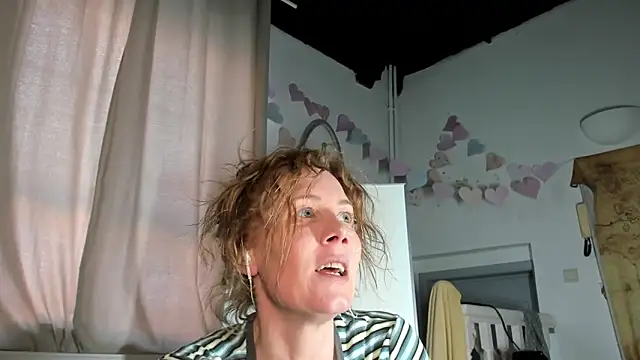 Snapshot of Lola_Belgium chatting on March 2025 04:28:02 PM Lola Belgium online show from March 2025 04:28:02 PM