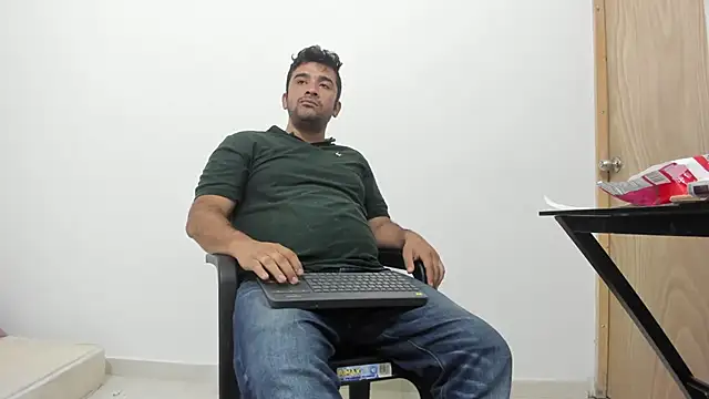 Snapshot of isearchcompany chatting on December 2025 12:31:02 AM isearchcompany online show from December 2025 12:31:02 AM