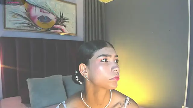 Snapshot of LauraAristizabal chatting on April 2026 12:42:02 PM LauraAristizabal online show from April 2026 12:42:02 PM