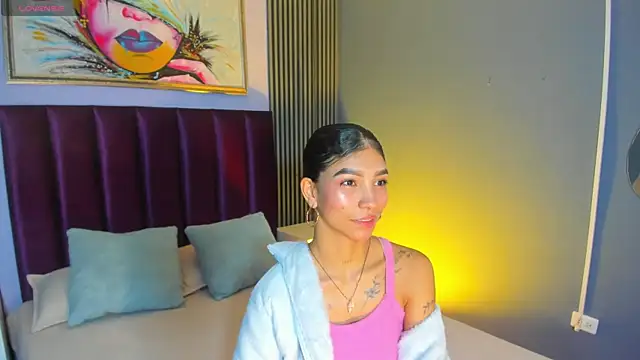 Snapshot of LauraAristizabal chatting on April 2026 12:18:02 PM LauraAristizabal online show from April 2026 12:18:02 PM
