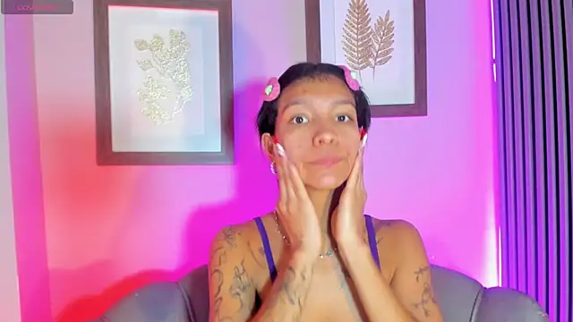 LauraAristizabal online show from November 2025 01:00:02 PM