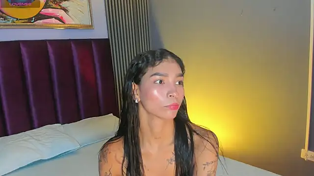 Snapshot of LauraAristizabal chatting on May 2026 11:49:01 AM LauraAristizabal online show from May 2026 11:49:01 AM