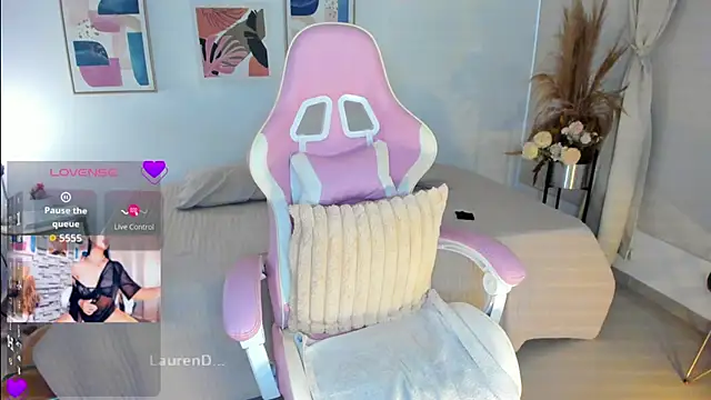 Snapshot of Misslaurenn chatting on April 2026 09:30:02 PM Misslaurenn online show from April 2026 09:30:02 PM