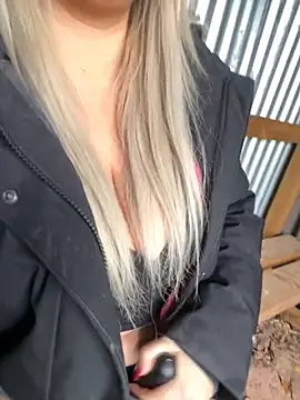 Snapshot of Bustyblondebabe32 chatting on October 2025 11:41:02 AM Bustyblondebabe32 online show from October 2025 11:41:02 AM