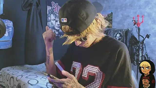 Snapshot of AcidMilo chatting on November 2025 08:25:01 PM AcidMilo online show from November 2025 08:25:01 PM